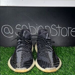Adidas Yeezy 350 V2 Carbon Used